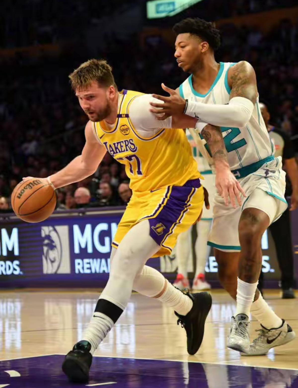 关于东契奇重返赛场，败北首场状态出色，皇家马德里观众沸腾！赢得满堂喝彩的信息