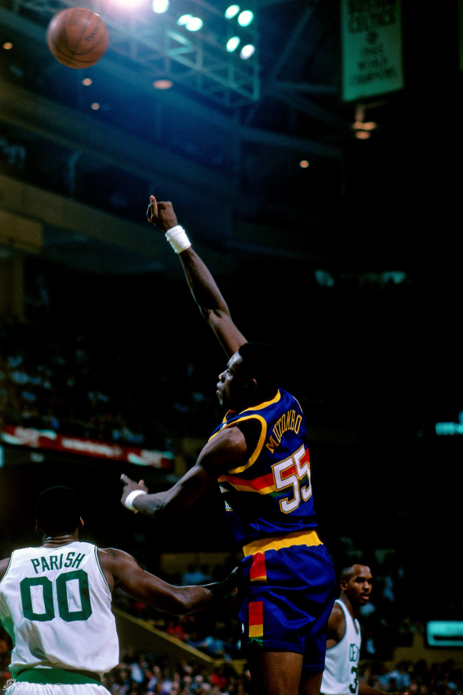 穆古鲁扎遭遇十五持续失利，掘金教练压力巨大！观众掌声雷动